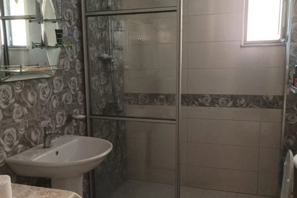 Shtepi me qera Apartament ne Tirane, 2+1, Mobilimi E mobiluar, Pagesa 700  Euro.