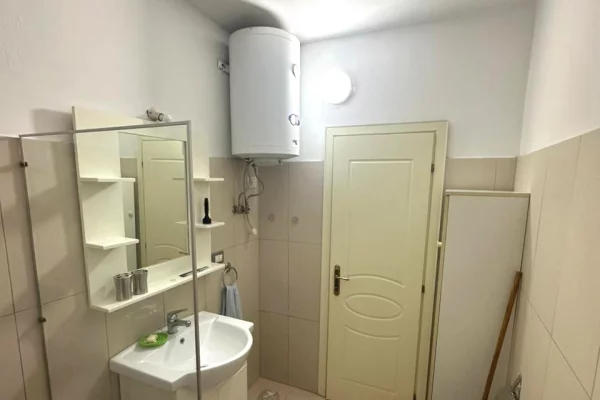 Shtepi me qera Apartament ne Tirane, 2+1, Mobilimi E mobiluar, Pagesa 50,000  Leke.