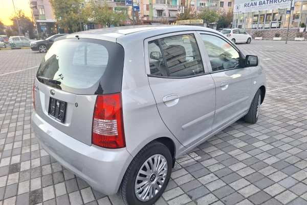 Auto in Vendita a Elbasan, KIA, 2007 Benzine,Kambio Automatik Pagamento 3,600  Euro.