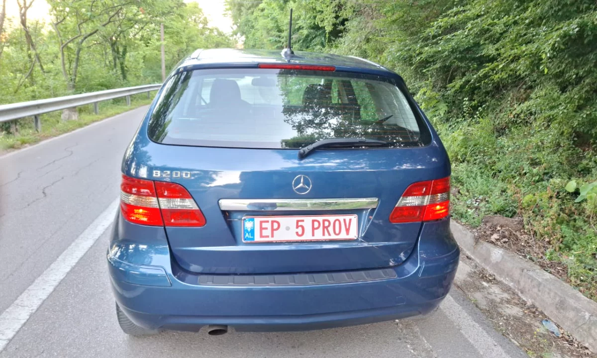 Auto in Vendita a Elbasan, Mercedes-Benz, 2010 gasoline-gas,Kambio Automatik Pagamento 5,200  Euro.