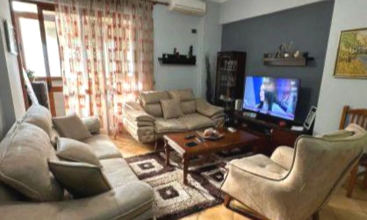 Shtepi me qera Apartament ne Tirane, 3+1, Mobilimi E mobiluar, Pagesa 700  Euro.