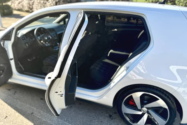 Makina ne shitje ne Tirane, Volkswagen, 2020 Benzine,Kambio Automatik Pagesa 22,000  Euro.