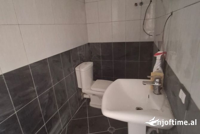 Ambiente Commerciale in Vendita 3+1 a Durazzo - 52,000 Euro