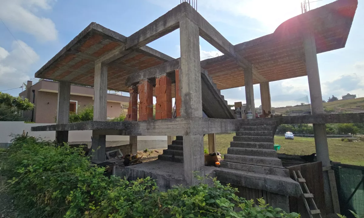 Shtepi ne shitje Duplex(shtepi me 2 kate) ne Durres, 4+1, Mobilimi E mobiluar, Pagesa 80,000  Euro.