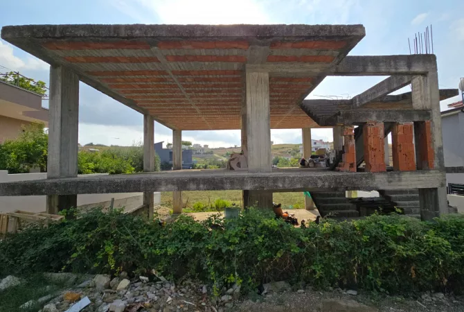 Shtepi ne shitje Duplex(shtepi me 2 kate) ne Durres, 4+1, Mobilimi E mobiluar, Pagesa 80,000  Euro.