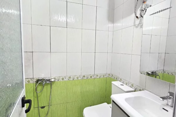 Shtepi ne shitje Apartament ne Durres, Garsoniere, Mobilimi E mobiluar, Pagesa 65,000  Euro.