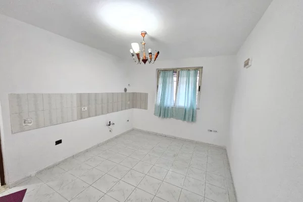 Ambient biznesi me qera 3+1 ne Durres - 450 Euro