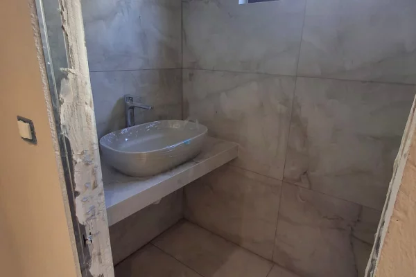 JEPET ME QERA AMBJENT BIZNESI BUZE RRUGE NE QENDER , DURRES