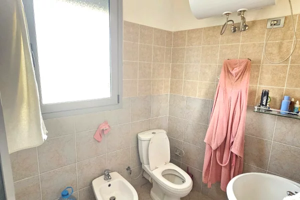 Shtepi me qera Shtepi Private ne Durres, 3+1, Mobilimi E mobiluar, Pagesa 500  Euro.
