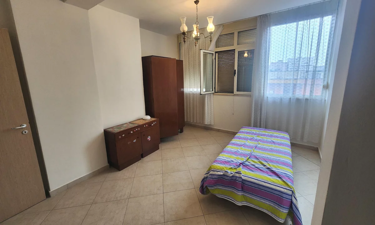 Shtepi me qera Apartament ne Durres, 1+1, Mobilimi Pjeserisht e mobiluar, Pagesa 30,000  Leke.