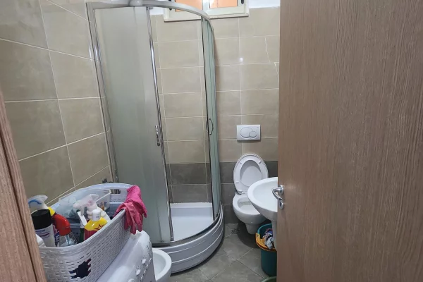 Shtepi me qera Apartament ne Durres, 1+1, Mobilimi Pjeserisht e mobiluar, Pagesa 30,000  Leke.
