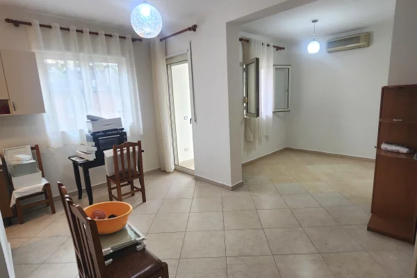 Shtepi me qera Apartament ne Durres, 1+1, Mobilimi Pjeserisht e mobiluar, Pagesa 30,000  Leke.
