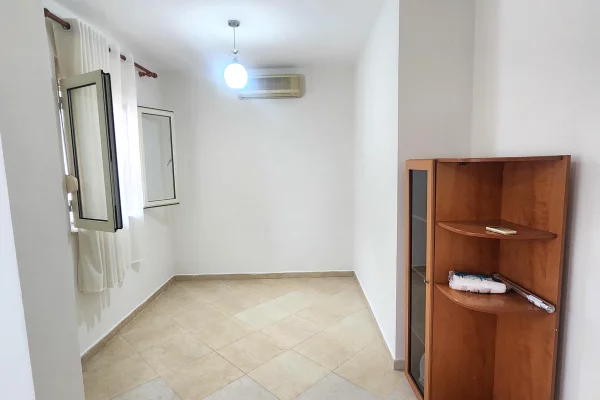 Shtepi me qera Apartament ne Durres, 1+1, Mobilimi Pjeserisht e mobiluar, Pagesa 30,000  Leke.