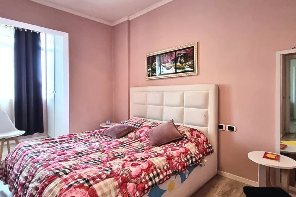 Shtepi ne shitje Apartament ne Tirane, 1+1, Mobilimi E mobiluar, Pagesa 195,000  Euro.