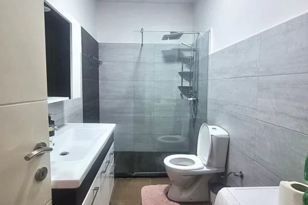 Shtepi ne shitje Apartament ne Tirane, 1+1, Mobilimi E mobiluar, Pagesa 195,000  Euro.