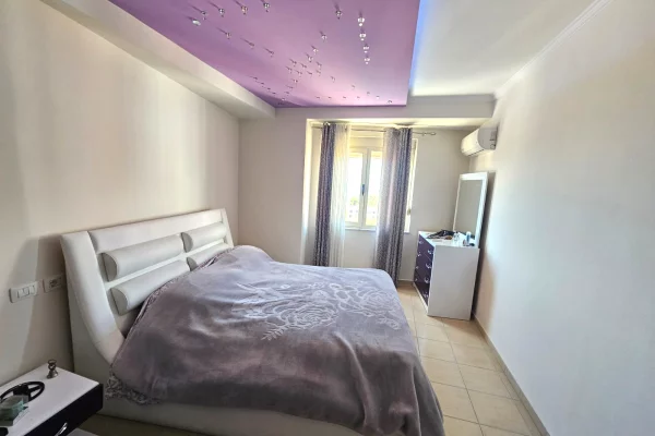 Shtepi ne shitje Apartament ne Durres, 2+1, Mobilimi E mobiluar, Pagesa 160,000  Euro.