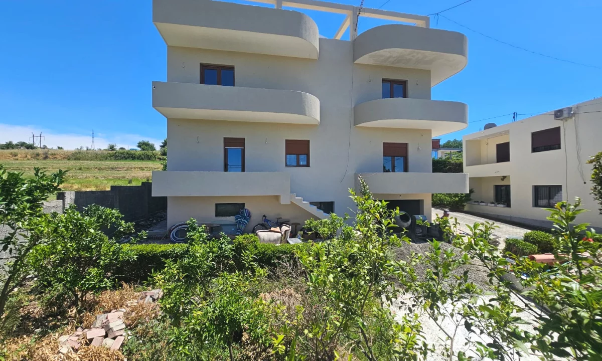 Shtepi ne shitje Vila Luksoze ne Durres, 7+1, Mobilimi E mobiluar, Pagesa 490,000  Euro.