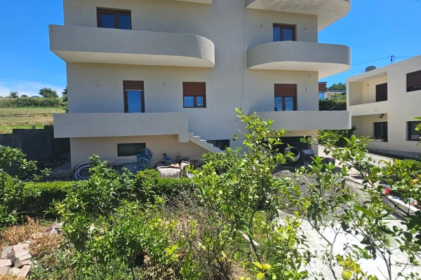 Shtepi ne shitje Vila Luksoze ne Durres, 7+1, Mobilimi E mobiluar, Pagesa 490,000  Euro.