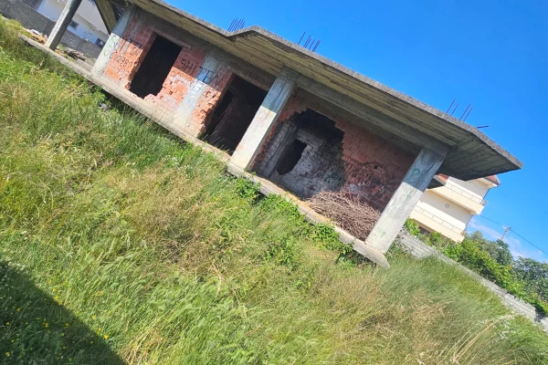 Shtepi ne shitje Shtepi Private ne Durres, 3+1, Mobilimi Bosh, pa mobiluar, Pagesa 125,000  Euro.