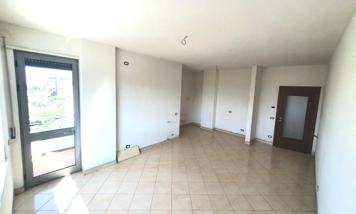 Shtepi ne shitje Apartament ne Durres, 1+1, Mobilimi Bosh, pa mobiluar, Pagesa 95,000  Euro.