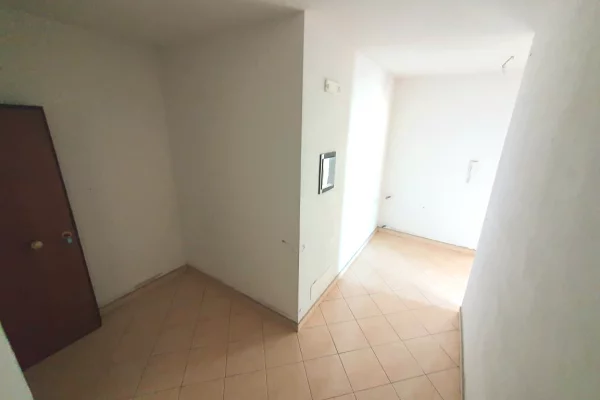 Shtepi ne shitje Apartament ne Durres, 1+1, Mobilimi Bosh, pa mobiluar, Pagesa 95,000  Euro.