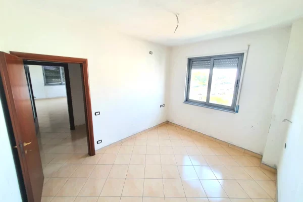Shtepi ne shitje Apartament ne Durres, 1+1, Mobilimi Bosh, pa mobiluar, Pagesa 95,000  Euro.