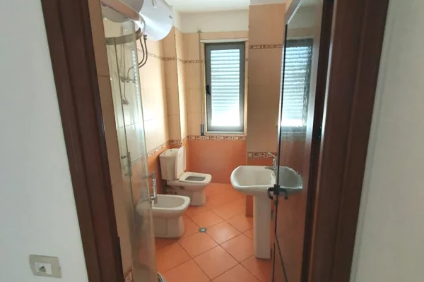 Shtepi ne shitje Apartament ne Durres, 1+1, Mobilimi Bosh, pa mobiluar, Pagesa 95,000  Euro.