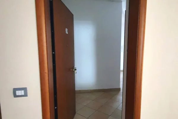 Shtepi ne shitje Apartament ne Durres, 1+1, Mobilimi Bosh, pa mobiluar, Pagesa 95,000  Euro.