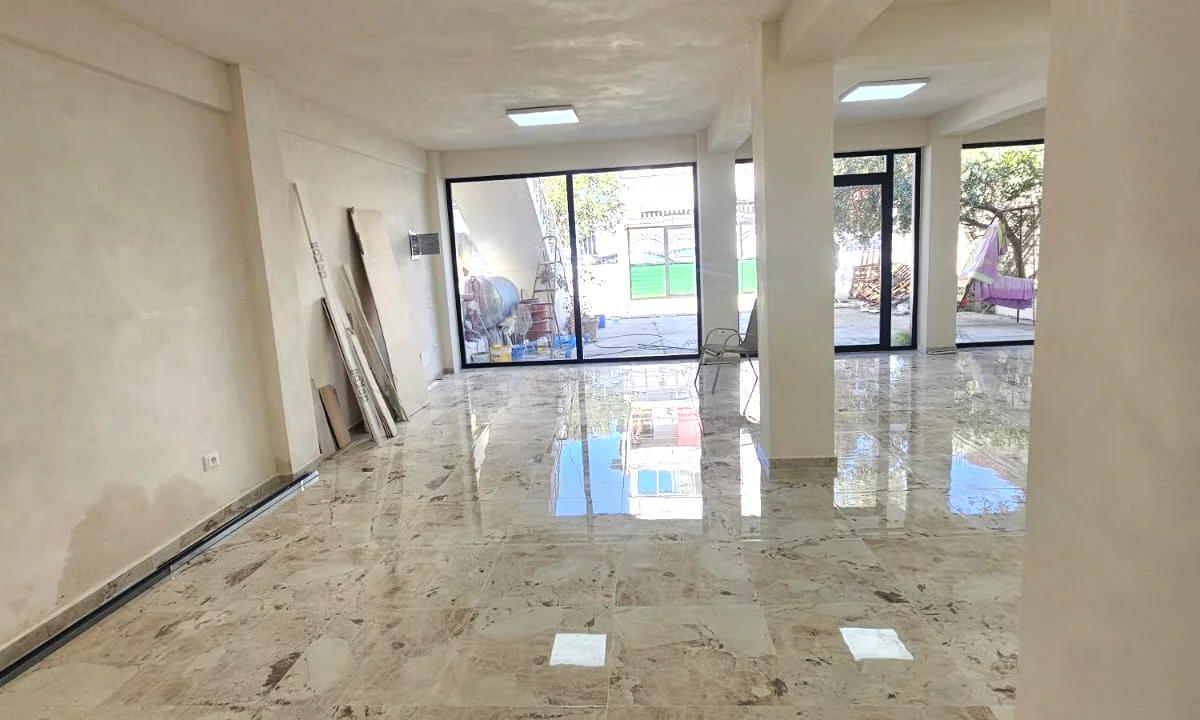 JEPET ME QERA AMBJENT BIZNESI PRANE KRYQIT TE KUQ - DURRES