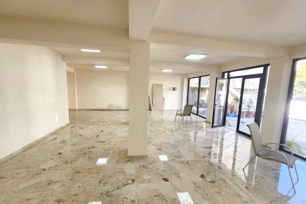 JEPET ME QERA AMBJENT BIZNESI PRANE KRYQIT TE KUQ - DURRES