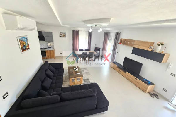 Shtepi me qera Vila Luksoze ne Durres, 3+1, Mobilimi E mobiluar, Pagesa 500  Euro.