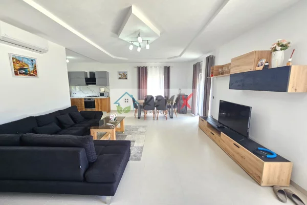Shtepi me qera Vila Luksoze ne Durres, 3+1, Mobilimi E mobiluar, Pagesa 500  Euro.