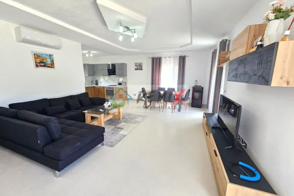 Shtepi me qera Vila Luksoze ne Durres, 3+1, Mobilimi E mobiluar, Pagesa 500  Euro.
