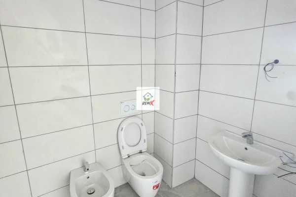 Shtepi ne shitje Apartament ne Durres, Garsoniere, Mobilimi Bosh, pa mobiluar, Pagesa 46,000  Euro.