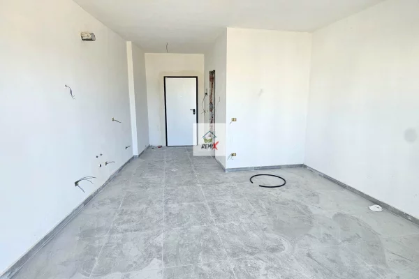 Shtepi ne shitje Apartament ne Durres, Garsoniere, Mobilimi Bosh, pa mobiluar, Pagesa 46,000  Euro.