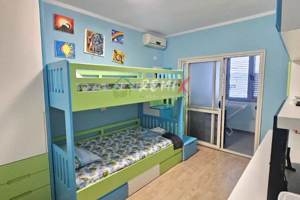 Shtepi ne shitje Apartament ne Durres, 2+1, Mobilimi E mobiluar, Pagesa 11,000,000  Leke.