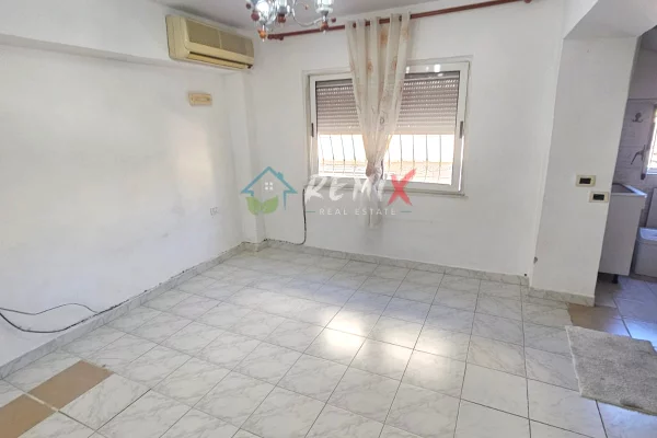 Shtepi me qera Apartament ne Durres, 1+1, Mobilimi Pjeserisht e mobiluar, Pagesa 25,000  Leke.