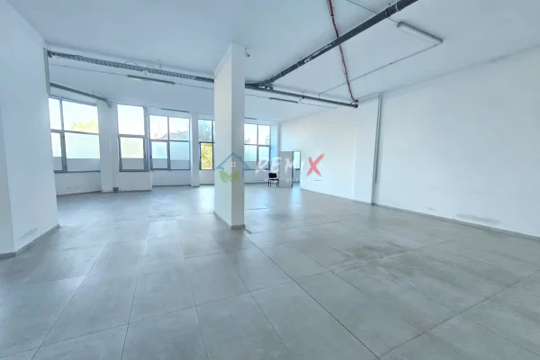 Ambient biznesi me qera 3+1 ne Durres - 1,700 Euro
