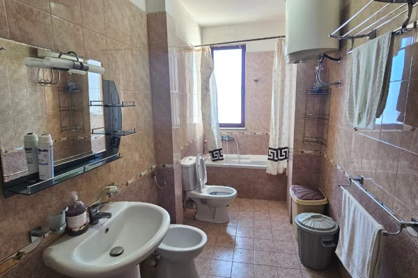 Shtepi me qera Apartament ne Durres, 3+1, Mobilimi E mobiluar, Pagesa 700  Euro.