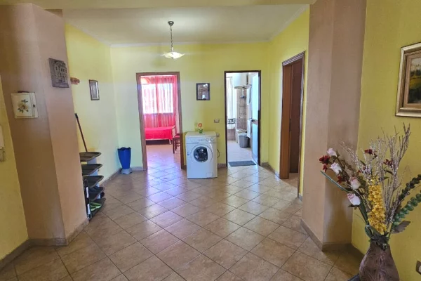 Shtepi me qera Apartament ne Durres, 3+1, Mobilimi E mobiluar, Pagesa 700  Euro.