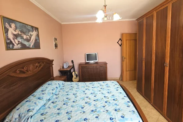 Shtepi me qera Apartament ne Durres, 3+1, Mobilimi E mobiluar, Pagesa 700  Euro.