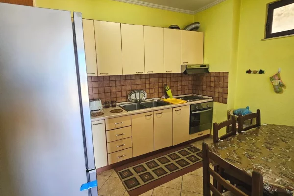 Shtepi me qera Apartament ne Durres, 3+1, Mobilimi E mobiluar, Pagesa 700  Euro.
