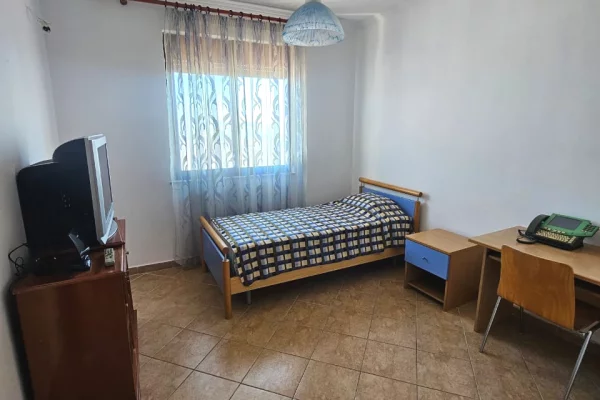 Shtepi me qera Apartament ne Durres, 3+1, Mobilimi E mobiluar, Pagesa 700  Euro.