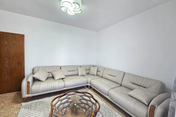 Shtepi me qera Apartament ne Durres, 2+1, Mobilimi E mobiluar, Pagesa 450  Euro.