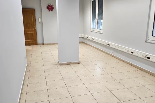 🏢 JEPET ME QIRA AMBIENT ZYRE 📍 Rruga e Kavajes, Tirane