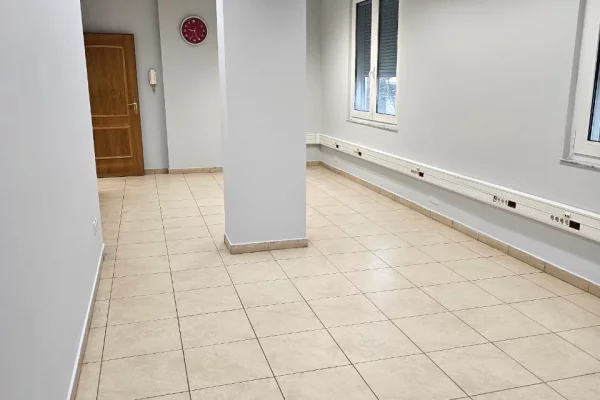 🏢 JEPET ME QIRA AMBIENT ZYRE 📍 Rruga e Kavajes, Tirane