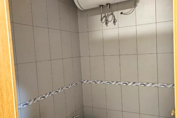 🏢 JEPET ME QIRA AMBIENT ZYRE 📍 Rruga e Kavajes, Tirane