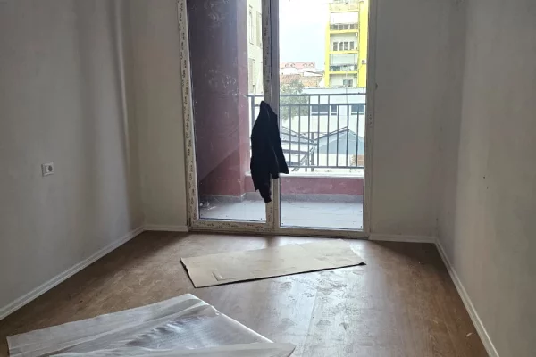 Shtepi ne shitje Apartament ne Tirane, 1+1, Mobilimi Bosh, pa mobiluar, Pagesa 151,200  Euro.