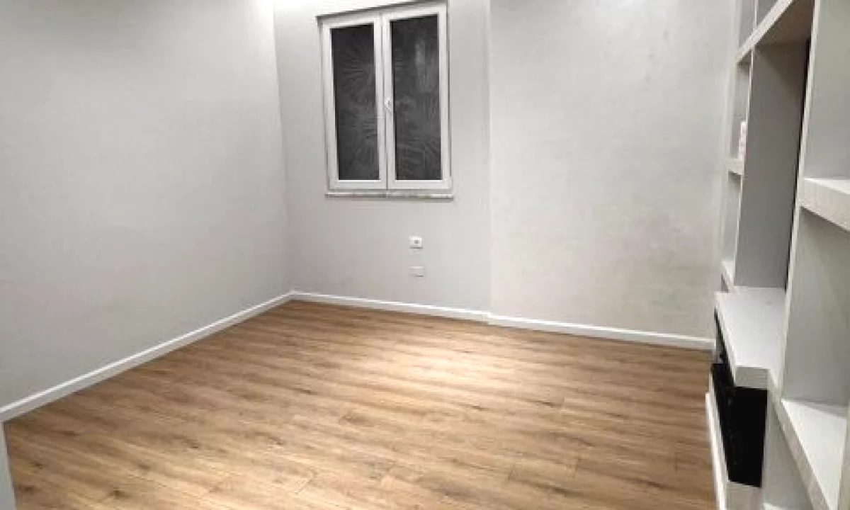 Shtepi ne shitje Apartament ne Tirane, 1+1, Mobilimi Bosh, pa mobiluar, Pagesa 100,000  Euro.