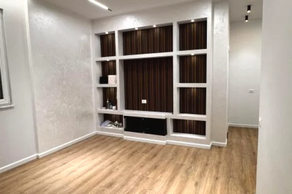 Shtepi ne shitje Apartament ne Tirane, 1+1, Mobilimi Bosh, pa mobiluar, Pagesa 100,000  Euro.